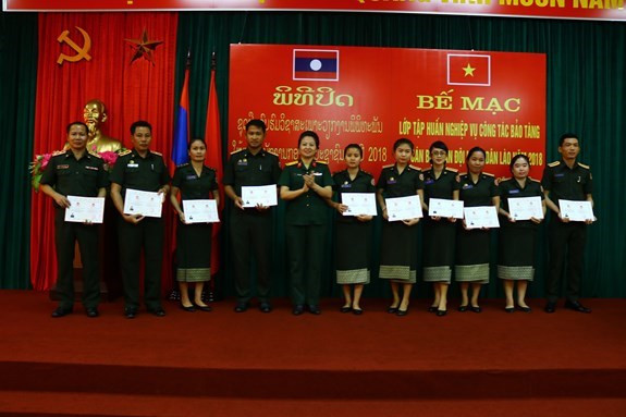 Vietnam y Laos cooperan en capacitación del personal sobre museografía ảnh 1