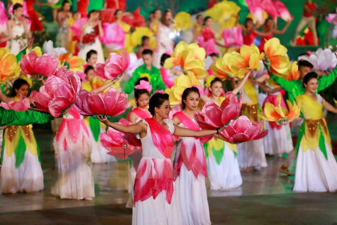 Fuegos artificiales abren festival de “paraíso de las flores” Da Lat ảnh 3 Fuegos artificiales abren festival de “paraíso de las flores” Da Lat ảnh 3