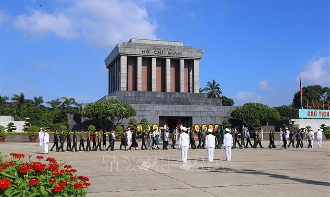 Más de 2,2 millones de vietnamitas y foráneos rinden tributo al Presidente Ho Chi Minh en 2023 ảnh 1 Más de 2,2 millones de vietnamitas y foráneos rinden tributo al Presidente Ho Chi Minh en 2023 ảnh 1