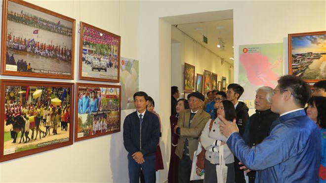 Exposición fotográfica promueve particularidades culturales de ASEAN ảnh 1
