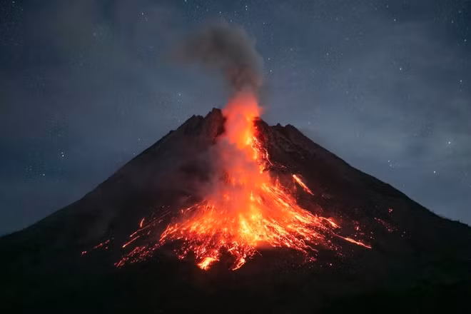 Cierran aeropuerto de Indonesia debido a erupción del volcán Marapi ảnh 1