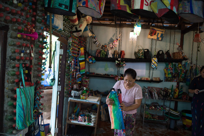 Turistas en Myanmar atraídos con productos reciclados convertidos en útiles accesorios ảnh 1 Turistas en Myanmar atraídos con productos reciclados convertidos en útiles accesorios ảnh 1