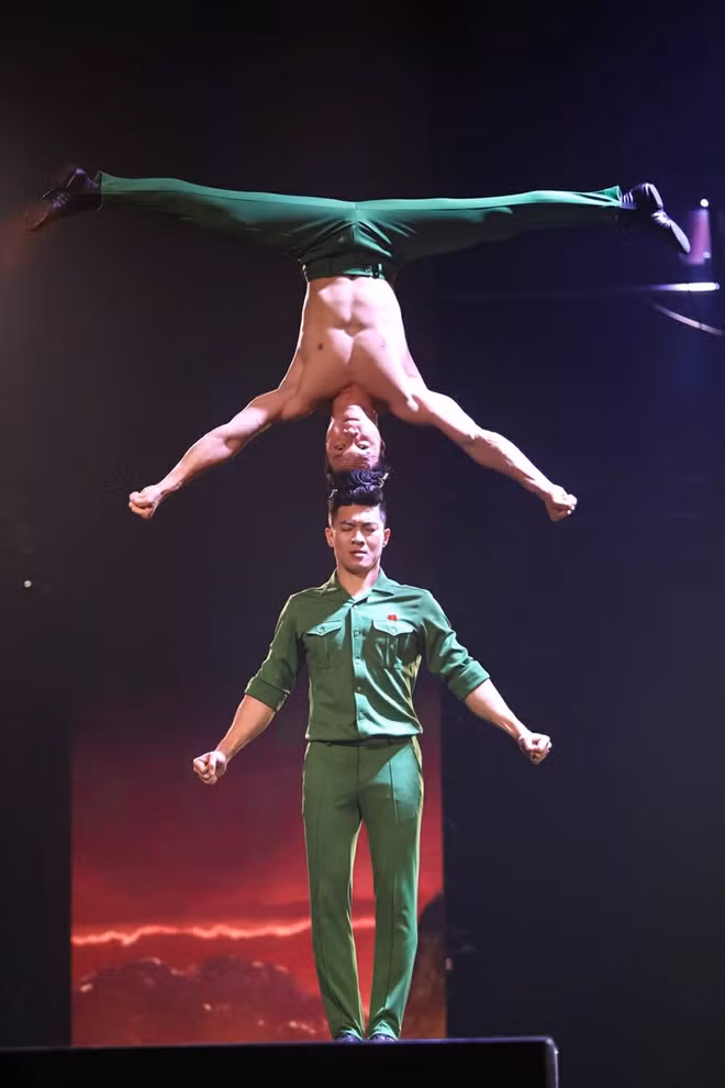 Acróbatas de Vietnam brillan en programa de talentos de televisión británica ảnh 1 Acróbatas de Vietnam brillan en programa de talentos de televisión británica ảnh 1