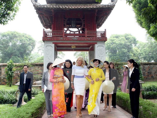  Cónyuge de vicepresidente de EE.UU. visita Templo de Literatura ảnh 1