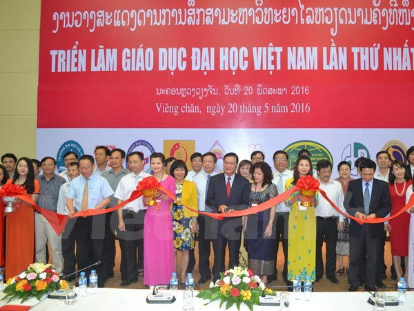 Exhibición de educación en Laos materializa plan de integración de Vietnam ảnh 1 Exhibición de educación en Laos materializa plan de integración de Vietnam ảnh 1