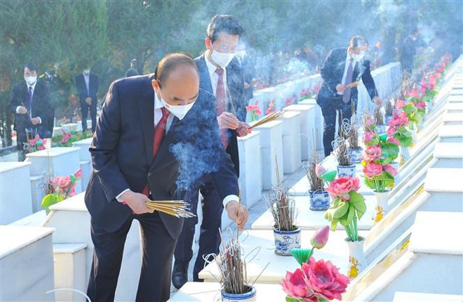 Presidente vietnamita concede importancia a educación para el desarrollo socioeconómico de provincia montañosa ảnh 3 Presidente vietnamita concede importancia a educación para el desarrollo socioeconómico de provincia montañosa ảnh 3