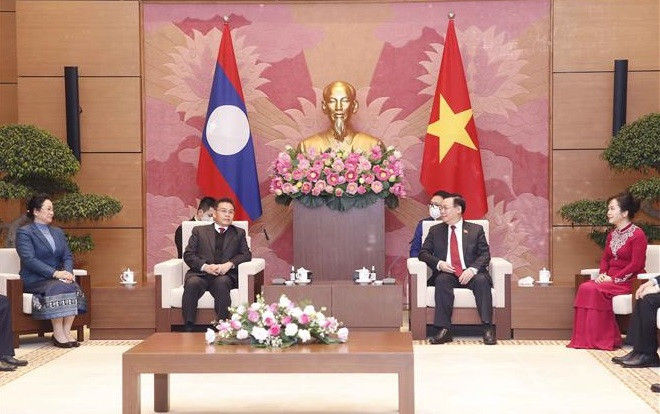 Presidente de Asamblea Nacional de Vietnam dialoga con su homólogo laosiano ảnh 1 Presidente de Asamblea Nacional de Vietnam dialoga con su homólogo laosiano ảnh 1