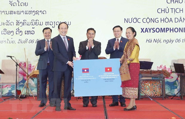 Presidente del Parlamento vietnamita ofrece banquete dedicado a su par laosiano ảnh 1 Presidente del Parlamento vietnamita ofrece banquete dedicado a su par laosiano ảnh 1