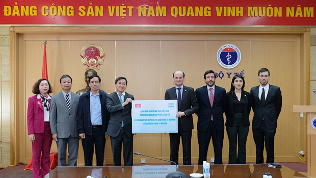 Recibe Ministerio de Salud de Vietnam lote de vacuna contra COVID-19 donado por Argentina ảnh 1 Recibe Ministerio de Salud de Vietnam lote de vacuna contra COVID-19 donado por Argentina ảnh 1