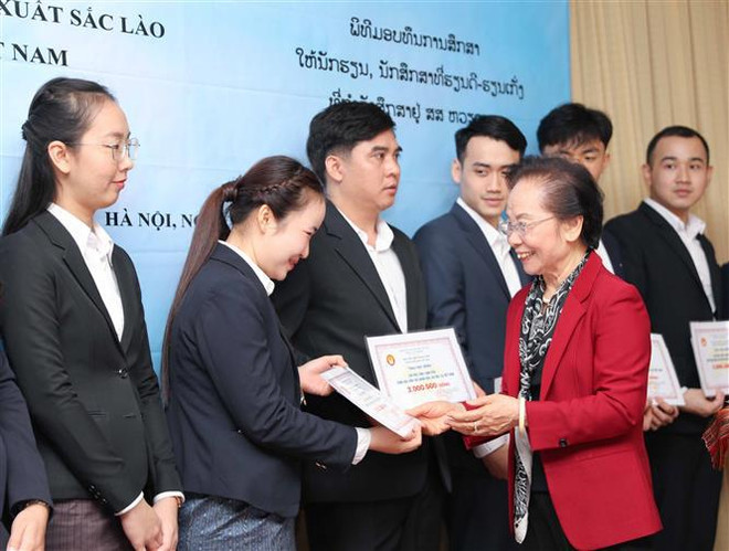 Vietnam entrega 200 becas a estudiantes de Laos ảnh 1