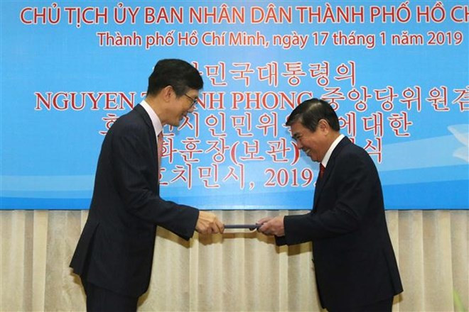 Recibe presidente del Comité Popular de Ciudad Ho Chi Minh la Orden de Mérito Cultural de Corea del Sur ảnh 1 Recibe presidente del Comité Popular de Ciudad Ho Chi Minh la Orden de Mérito Cultural de Corea del Sur ảnh 1
