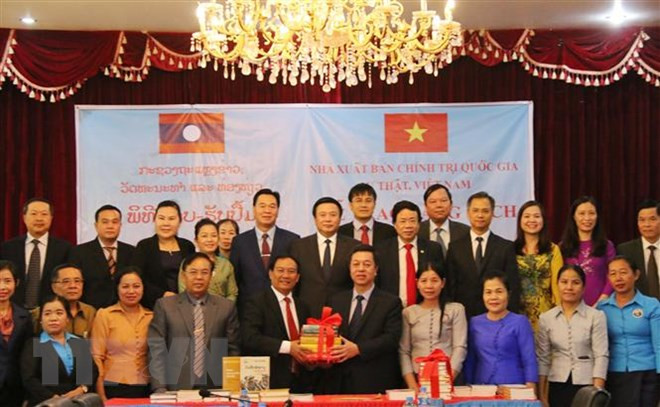 Dona Vietnam 15 mil libros de teoría política a Laos ảnh 1 Dona Vietnam 15 mil libros de teoría política a Laos ảnh 1