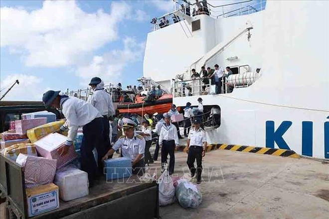 Entregan regalos a soldados y residentes en islas nacionales en ocasión de Tet ảnh 1 Entregan regalos a soldados y residentes en islas nacionales en ocasión de Tet ảnh 1