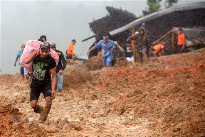 Al menos 32 muertos en Indonesia por deslizamiento de tierra ảnh 1 Al menos 32 muertos en Indonesia por deslizamiento de tierra ảnh 1