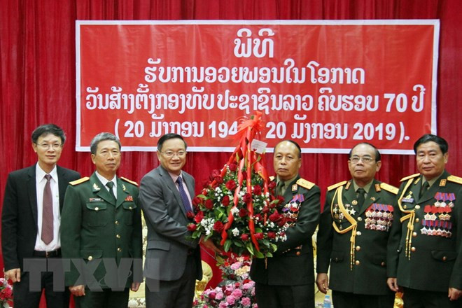 Embajada de Vietnam felicita al ejército laosiano por el aniversario 70 de su fundación ảnh 1 Embajada de Vietnam felicita al ejército laosiano por el aniversario 70 de su fundación ảnh 1