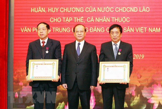 Honra Laos a colectivos y personalidades vietnamitas por sus contribuciones a la información y publicación ảnh 1 Honra Laos a colectivos y personalidades vietnamitas por sus contribuciones a la información y publicación ảnh 1