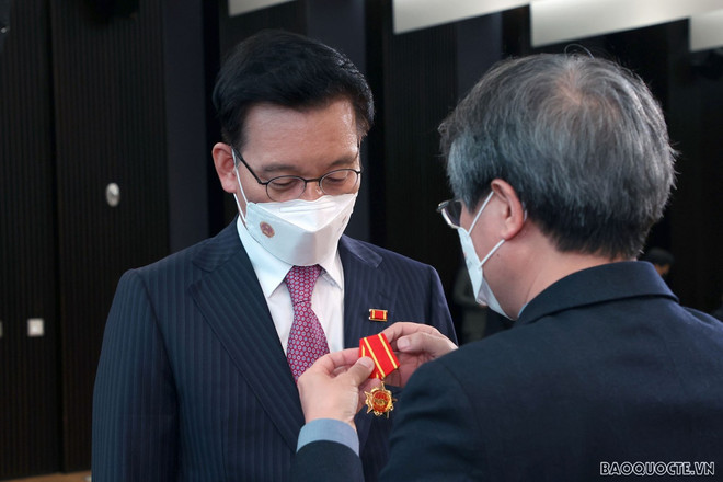 Condecoran con Orden de la Amistad a excónsul honorario de Vietnam en región surcoreana ảnh 1