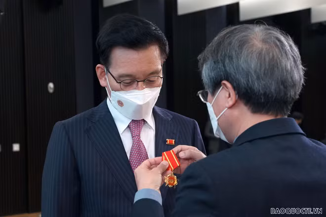 Condecoran con Orden de la Amistad a excónsul honorario de Vietnam en región surcoreana ảnh 1 Condecoran con Orden de la Amistad a excónsul honorario de Vietnam en región surcoreana ảnh 1