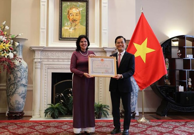 Confieren Orden de Amistad a exembajadora cubana en Vietnam ảnh 1 Confieren Orden de Amistad a exembajadora cubana en Vietnam ảnh 1
