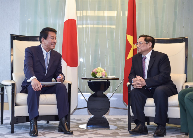 Primer ministro de Vietnam se reúne con expremier de Japón ảnh 2 Primer ministro de Vietnam se reúne con expremier de Japón ảnh 2