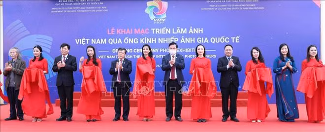 Inauguran exposición fotográfica sobre Vietnam a través del lente de fotógrafos internacionales ảnh 1