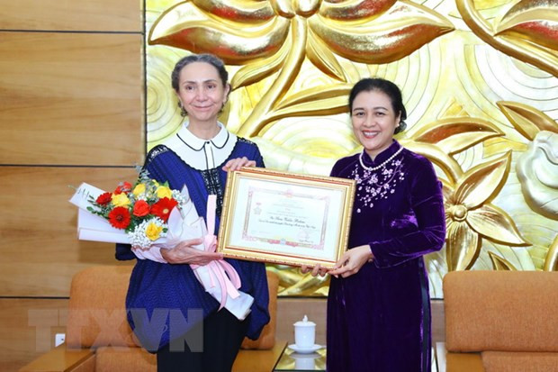 Entregan medalla conmemorativa por la paz a embajadora mexicana en Vietnam ảnh 1 Entregan medalla conmemorativa por la paz a embajadora mexicana en Vietnam ảnh 1