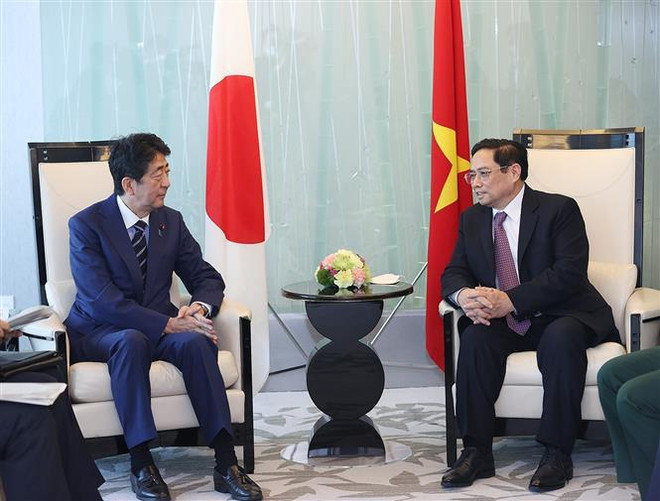 Primer ministro de Vietnam se reúne con expremier de Japón ảnh 1 Primer ministro de Vietnam se reúne con expremier de Japón ảnh 1
