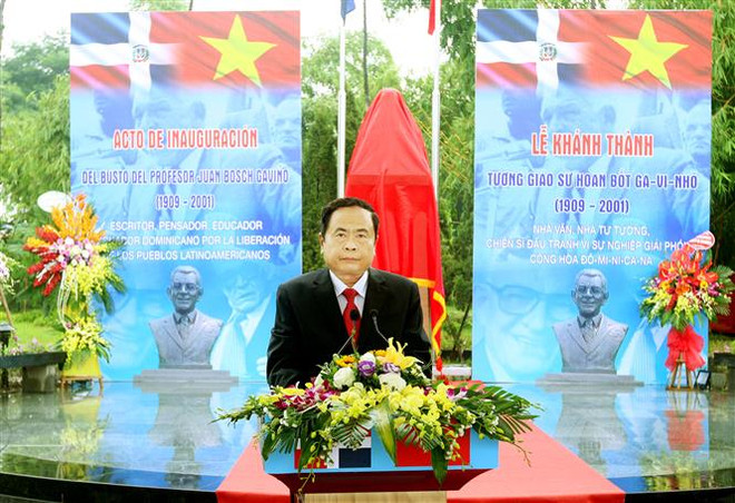[Foto] Develan el busto del líder dominicano Juan Bosch en Vietnam ảnh 3