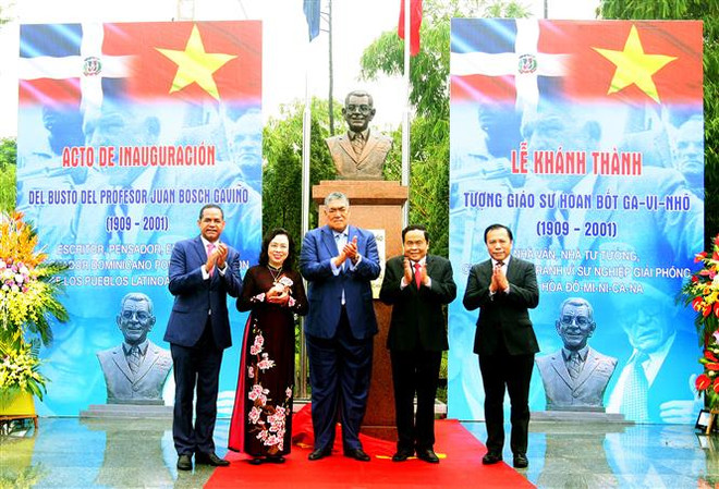[Foto] Develan el busto del líder dominicano Juan Bosch en Vietnam ảnh 2