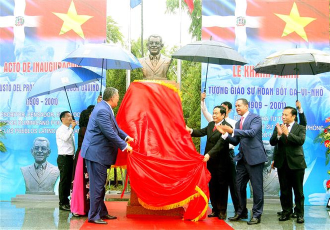 [Foto] Develan el busto del líder dominicano Juan Bosch en Vietnam ảnh 1
