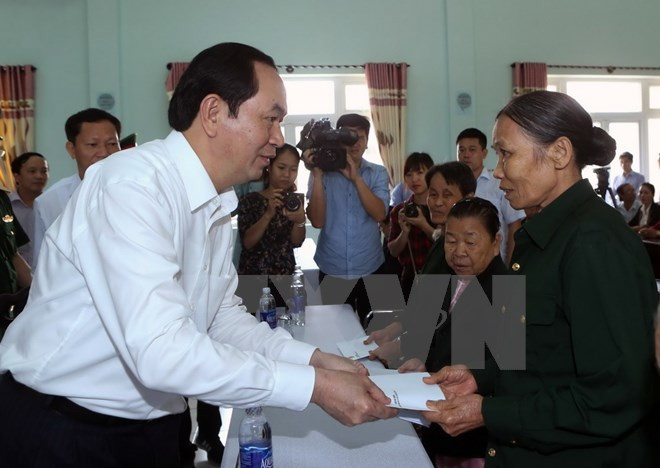 Presidente agradece a personas con méritos revolucionarios en Quang Nam ảnh 1 Presidente agradece a personas con méritos revolucionarios en Quang Nam ảnh 1