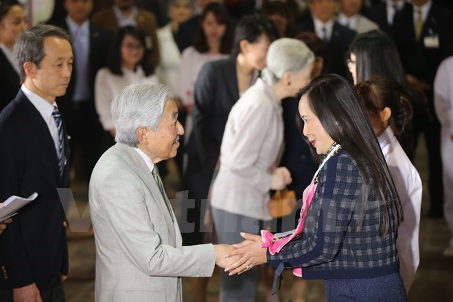 Emperador Akihito conversa con vietnamitas que estudiaron en Japón ảnh 1 Emperador Akihito conversa con vietnamitas que estudiaron en Japón ảnh 1