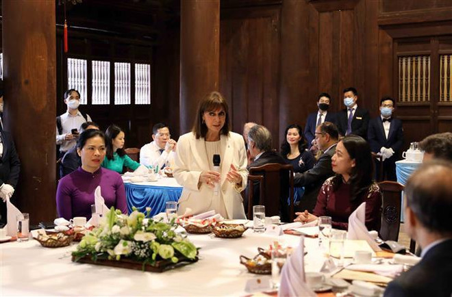 Presidenta griega asiste a fiesta del té ofrecida por vicepresidenta vietnamita ảnh 1