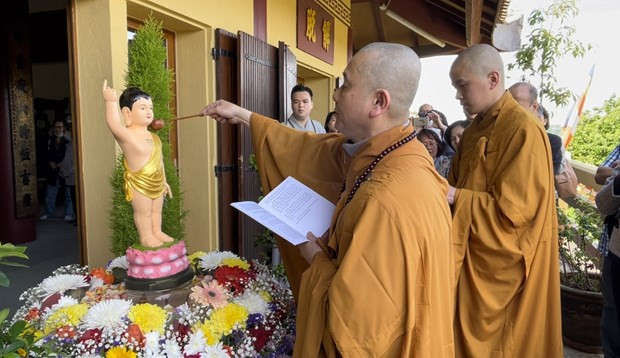 Vietnamitas en Francia celebran nacimiento de Buda ảnh 1 Vietnamitas en Francia celebran nacimiento de Buda ảnh 1