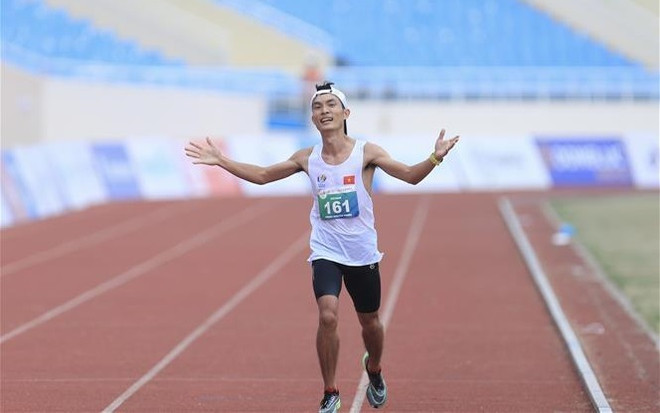 Hoang Nguyen Thanh gana medalla de oro histórica para atletismo vietnamita ảnh 1
