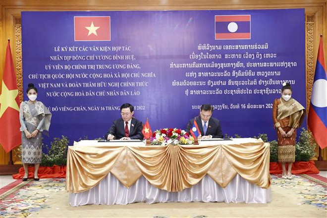Presidente del Parlamento vietnamita sostiene conversaciones con su homólogo laosiano ảnh 2 Presidente del Parlamento vietnamita sostiene conversaciones con su homólogo laosiano ảnh 2