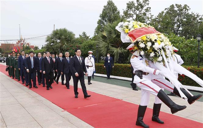 Presidente del Parlamento vietnamita sostiene conversaciones con su homólogo laosiano ảnh 3 Presidente del Parlamento vietnamita sostiene conversaciones con su homólogo laosiano ảnh 3