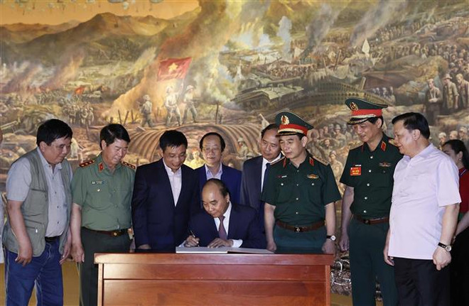 Presidente de Vietnam alaba méritos de mártires y excombatientes ảnh 4 Presidente de Vietnam alaba méritos de mártires y excombatientes ảnh 4