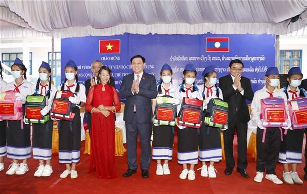 Destacan éxito de visita de presidente del Parlamento de Vietnam a Laos ảnh 1 Destacan éxito de visita de presidente del Parlamento de Vietnam a Laos ảnh 1