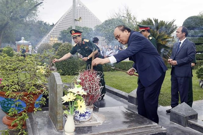 Presidente de Vietnam alaba méritos de mártires y excombatientes ảnh 2 Presidente de Vietnam alaba méritos de mártires y excombatientes ảnh 2