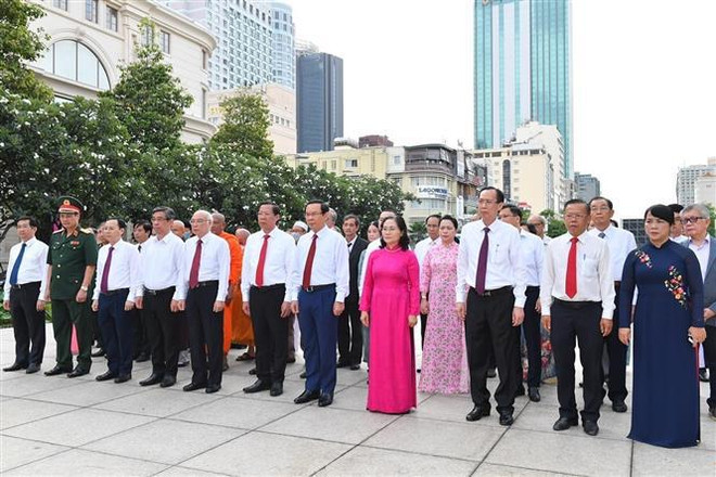 Rememoran localidades vietnamitas aniversario 132 de natalicio del Presidente Ho Chi Minh ảnh 2 Rememoran localidades vietnamitas aniversario 132 de natalicio del Presidente Ho Chi Minh ảnh 2