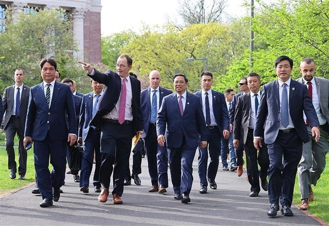 Premier vietnamita asiste a diálogo sobre orientaciones de desarrollo con profesores de Universidad Harvard ảnh 1 Premier vietnamita asiste a diálogo sobre orientaciones de desarrollo con profesores de Universidad Harvard ảnh 1