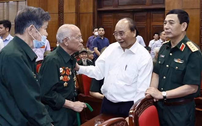 Presidente de Vietnam alaba méritos de mártires y excombatientes ảnh 1