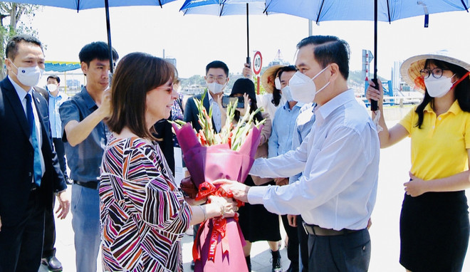 Presidenta griega visita Bahía de Ha Long de Vietnam ảnh 1 Presidenta griega visita Bahía de Ha Long de Vietnam ảnh 1