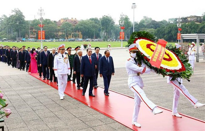 Rinden homenaje al Presidente Ho Chi Minh en ocasión del 132 aniversario de su natalicio ảnh 1 Rinden homenaje al Presidente Ho Chi Minh en ocasión del 132 aniversario de su natalicio ảnh 1