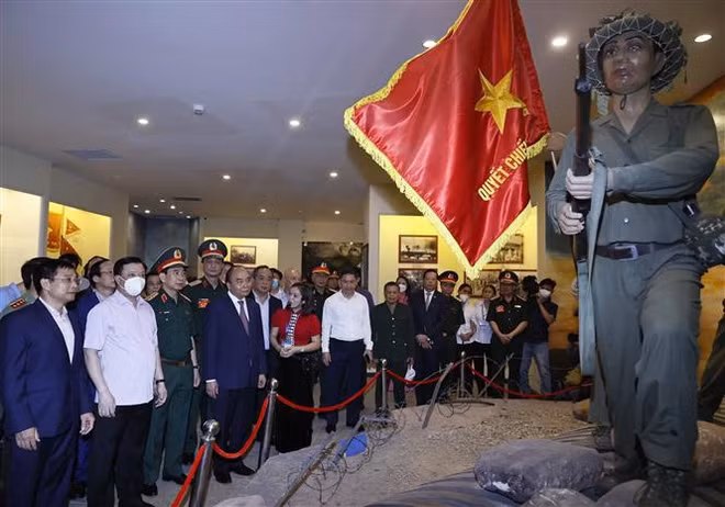 Presidente de Vietnam alaba méritos de mártires y excombatientes ảnh 3