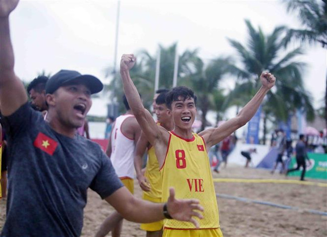 Selección masculina de balonmano playa de Vietnam revalida su presea dorada en SEA Games 31 ảnh 1