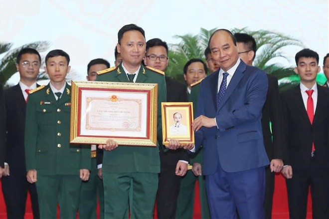 Honran a personas con aportes relevantes en los campos militares y de defensa ảnh 1 Honran a personas con aportes relevantes en los campos militares y de defensa ảnh 1