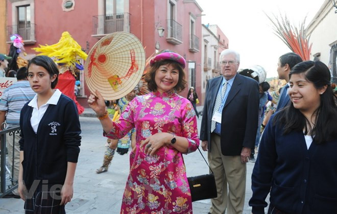 Vietnam presenta su traje tradicional durante evento cultural en México ảnh 1 Vietnam presenta su traje tradicional durante evento cultural en México ảnh 1
