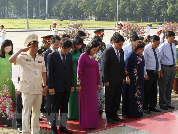 Dirigentes de Hanoi rinden tributo al presidente Ho Chi Minh por 128 aniversario de su natalicio ảnh 1 Dirigentes de Hanoi rinden tributo al presidente Ho Chi Minh por 128 aniversario de su natalicio ảnh 1
